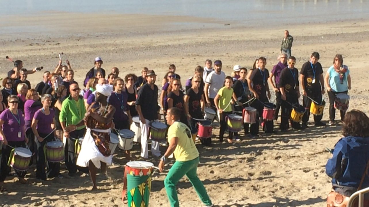 Encontro de folie entre batucadas à Saint-Pair-sur-Mer
