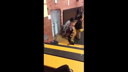 Une institutrice attrape une élève et la traîne par les cheveux aux USA