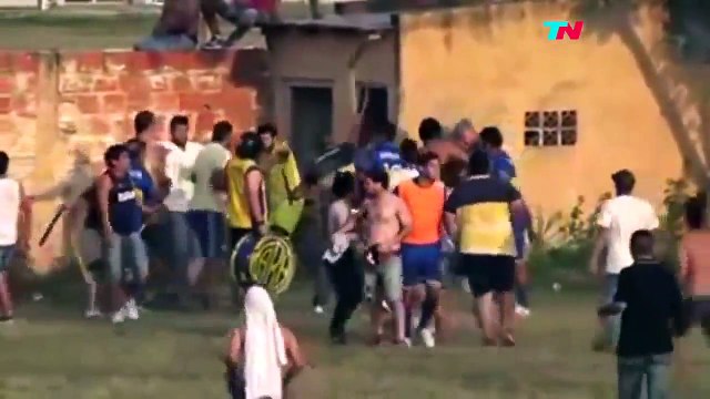 Arbitre violemment attaqué par les joueurs pour avoir accordé un penalty