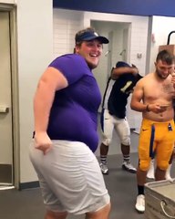 Quand un joueur de NFL anime le vestiaire avec une danse hilarante