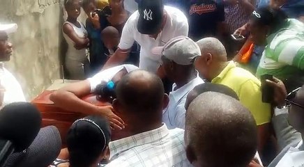 Momento en que entierran a Carla Massiel