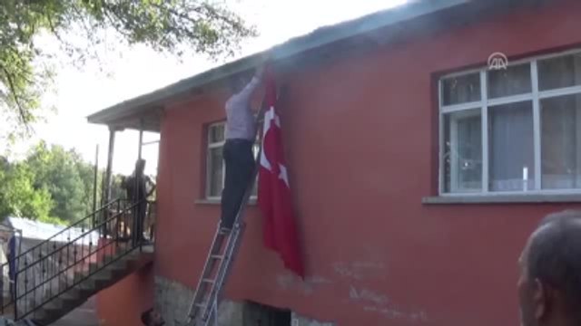 Şehit Uzman Jandarma Çavuş Dobur'un Babaevine Acı Haber Ulaştı