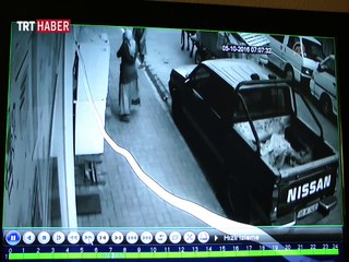 Kadınların hırsızlık girişimi güvenlik kamerasında