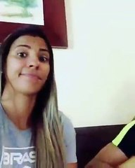 Marta tocando violão e olha no que deu !