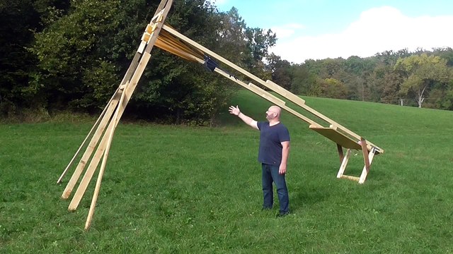 Une catapulte à boules de bowling ! Ce mec est fou
