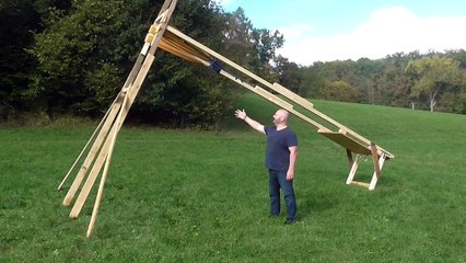 Une catapulte à boules de bowling ! Ce mec est fou