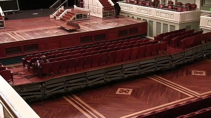 It looks like an ordinary theater, but that's what happens in 2 minutes