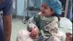 Un médecin fait rire une fillette avant son opération