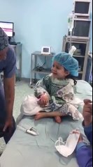Un médecin fait rire une fillette avant son opération