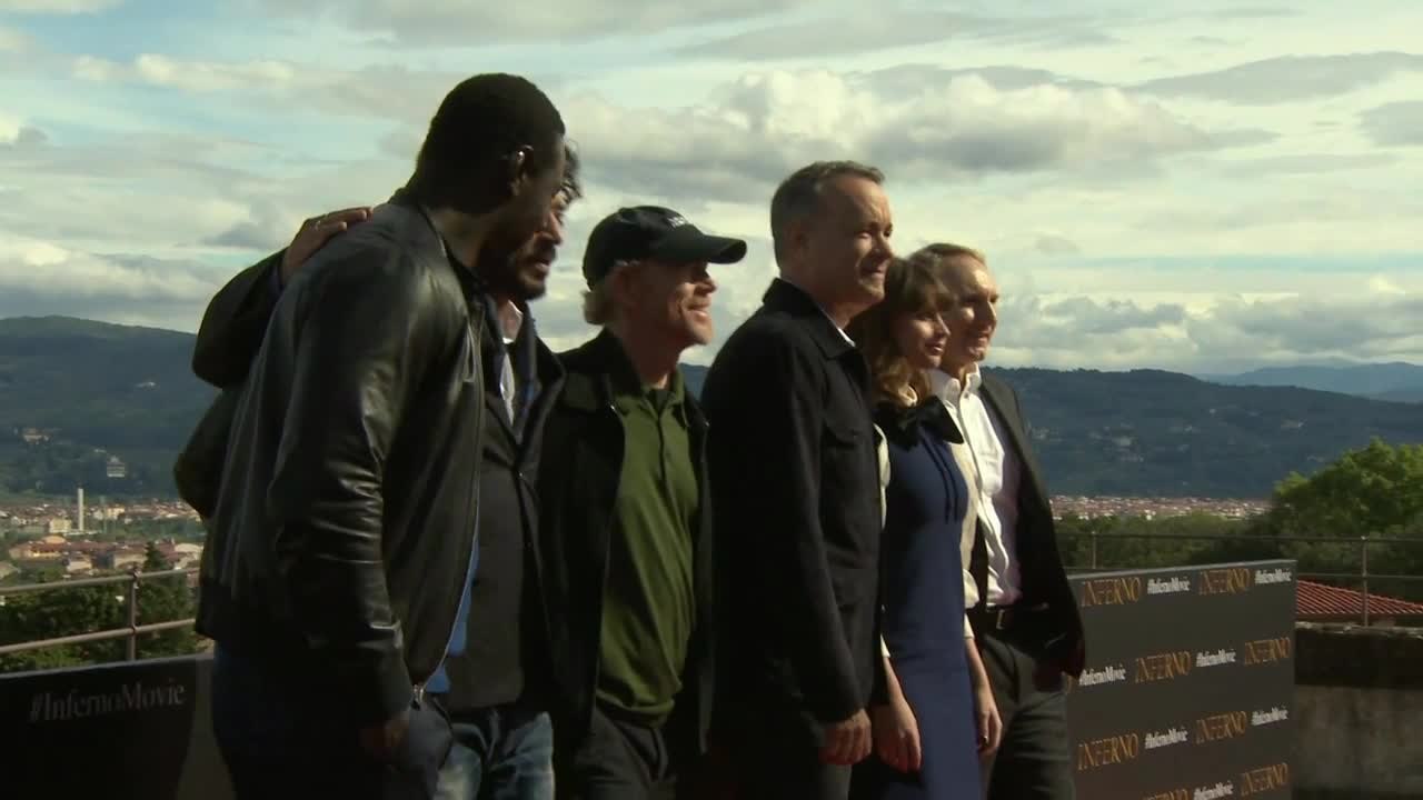 Tom Hanks, Felicity Jones And Cast of 'Inferno' Take Pics In Florence