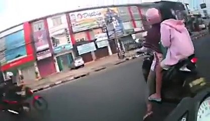 kecelakaan Motor CBR150r vs KAWASAKI NINJA, balapan ujungnya nabrak ibu2, di depok