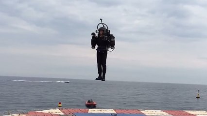Cet homme sort son jetpack pour un test du côté de Monaco