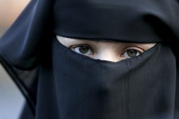 Tepki Çeken Cadılar Bayramı Kostümü: Dekolteli Burka