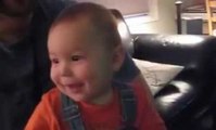 Un bébé trop mignon qui éclate de rire pendant que son papa joue à la console !