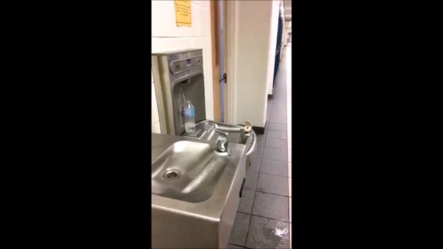 Le Bottle flip qui rempli la bouteille! Dingue