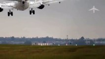 Praga, l'aereo non riesce ad atterrare ed urta spaventosamente la pista con un'ala.