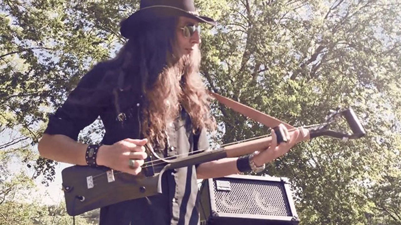 Il joue sur une pelle transformée en guitare à 3 cordes