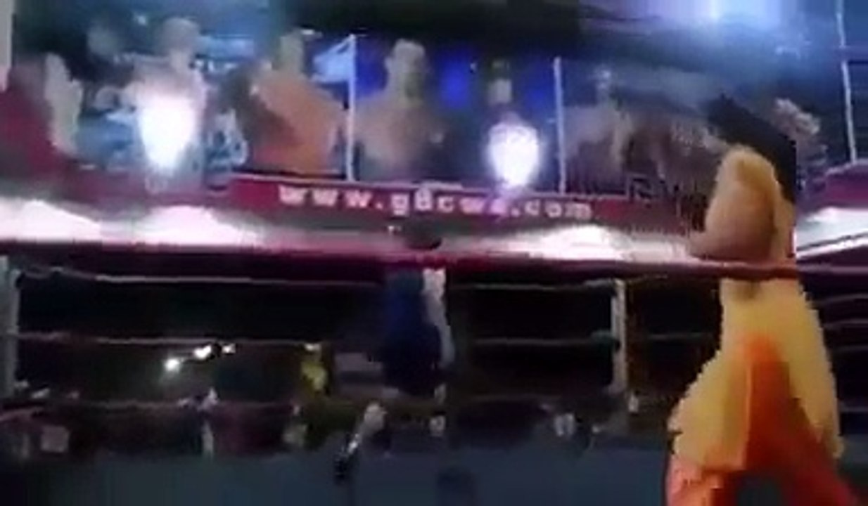 برطانیہ میں ایک انڈین ریسلر لڑکی نے جب ایک پاکستانی لڑکی کو رنگ میں چیلنج کیا تو پھر کیا ہوا