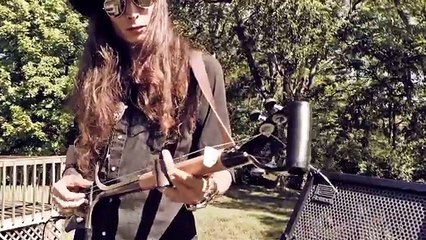 Une pelle-guitare à 3 cordes