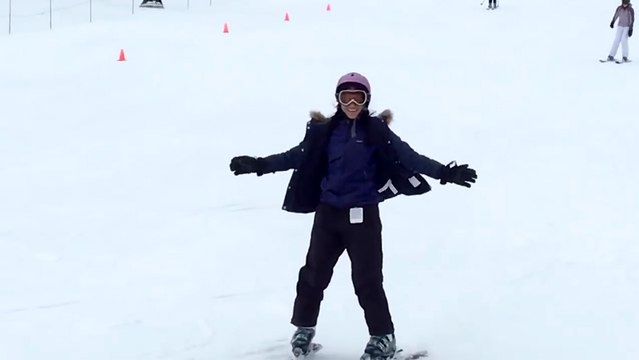 Fail - Cette jeune thaïlandaise essaye le ski pour la 1ère fois