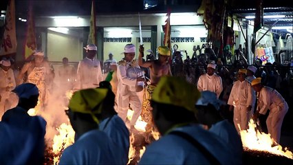 Caminhada sobre carvão em chamas
