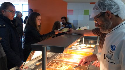 Les chefs cuisinent pour la cantine scolaire