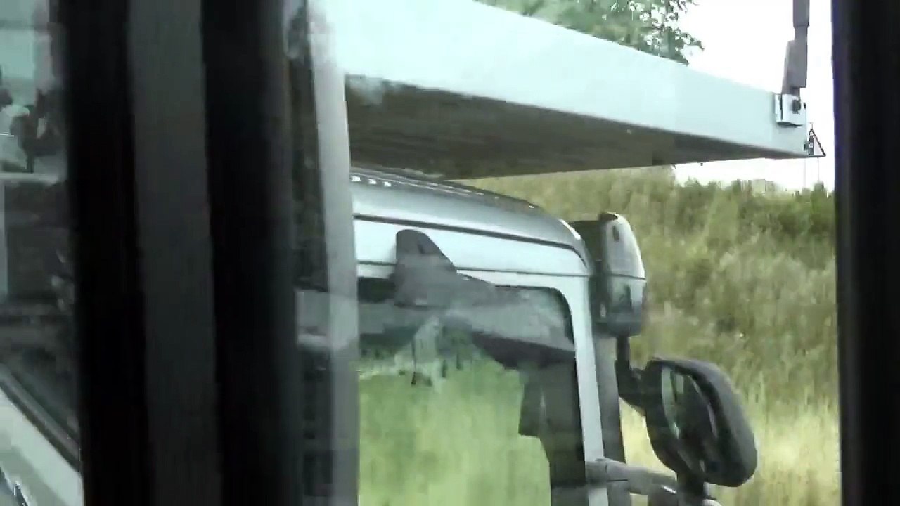 Ce routier pris en flag en train d'utiliser 2 portables en même temps au volant de son camion...