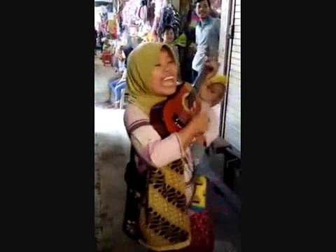 SECAWAN MADU Pengamen Bersuara Merdu