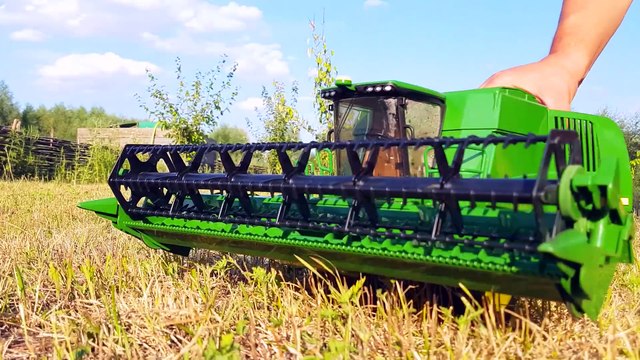 Bruder Комбайн John Deere УБОРКА УРОЖАЯ Видео о Спецтехнике для детей BruderToys John Deere combine
