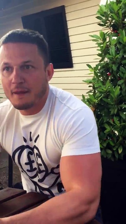 Acest COCALAR ROMAN a iesit la Agatat in LONDRA . Te va da pe spate reactia FETEI !!!