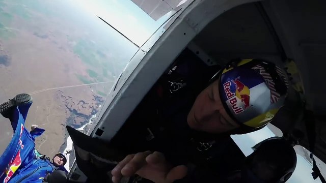 Un wingsuiter reste accroché à un avion
