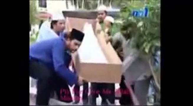 Cenaze defnedilirken tabuta yılan giriyor ibretlik