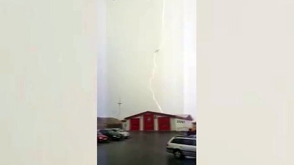 Grabaron el momento en el que un avión fue impactado por un rayo