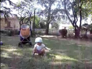 Margaux fait ses premiers pas 1/4