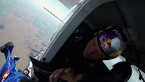 Un parachutiste en Wingsuit reste accroché à l'avion en plein vol !