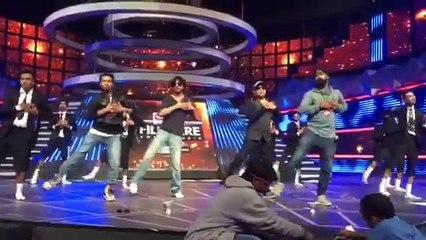 Video herunterladen: Kapil Sharma And Shahrukh Khan Funny Dance In Filmfare Awards 2016