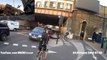 Un cycliste se fait couper la route par un autre et se prend une grosse gamelle