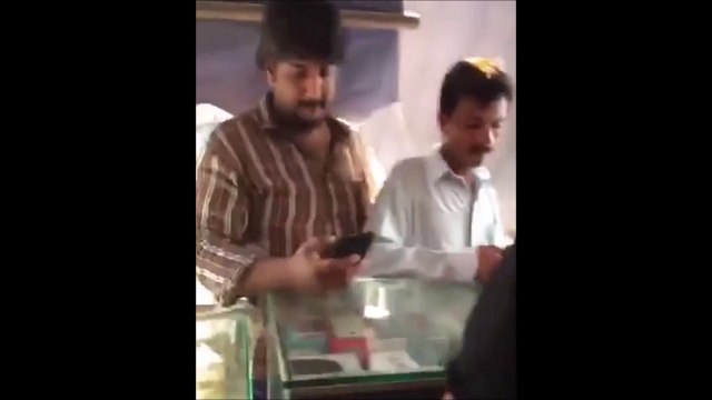 Quand tu te prends une claque dans la rue mais que tu sais pas d'ou ça vient... Blague énorme