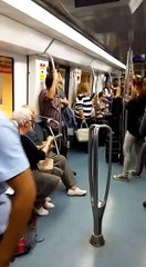 Abuelos bailando en el metro de Barcelona