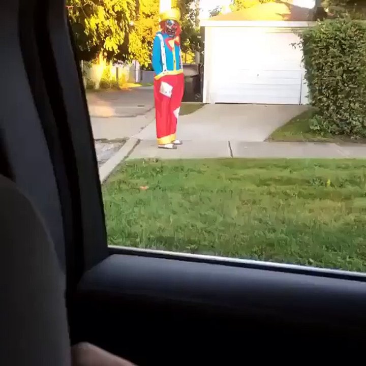 Rapper Bedreigd Enge Clown En Houdt Hem Onder Schot