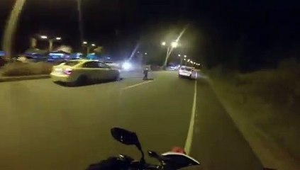 Ce motard hallucine en voyant qui est en train de le doubler