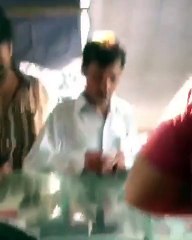 Un homme se prend une gifle dans la rue sans savoir d’où ça vient