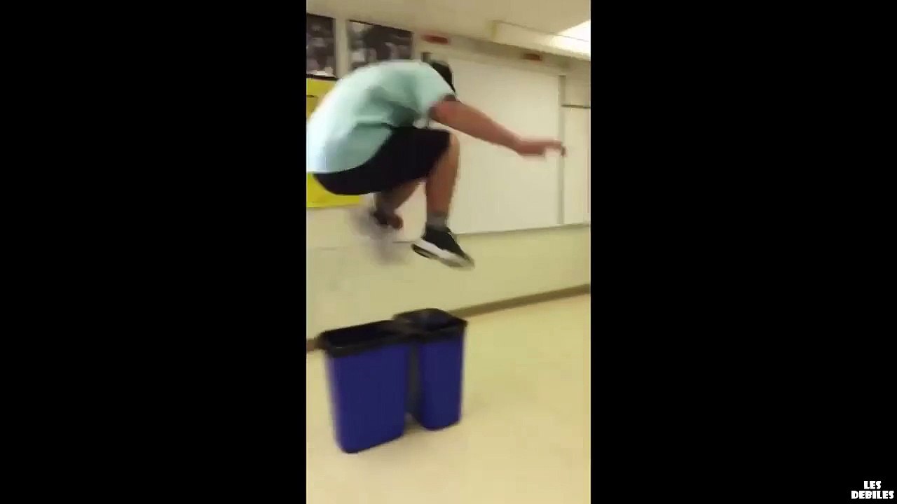 Il saute par-dessus deux poubelles