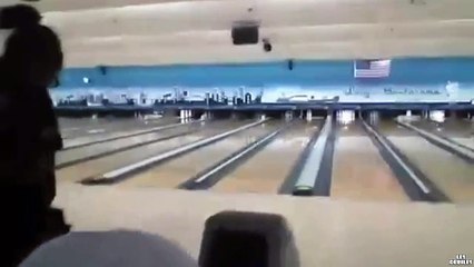 Un strike insolite durant une partie de bowling