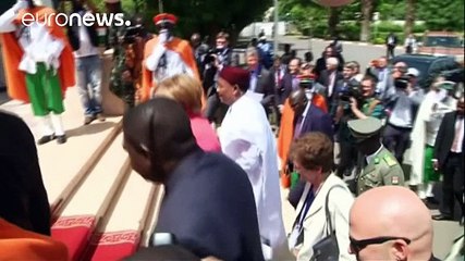 Tải video: Merkel promete ayuda económica a los gobiernos africanos para frenar la inmigración