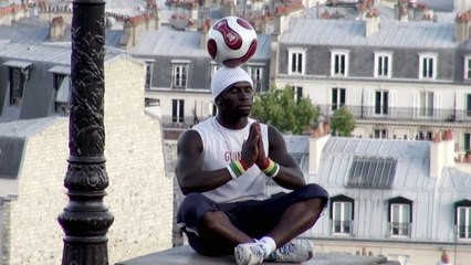 Iya Traoré -  Footballer Freestyle & Acrobate à Montmartre - Clip HD