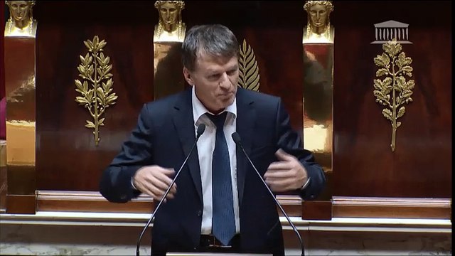 Le député Philippe Folliot chante La Montagne de Jean Ferrat dans l'hémicycle