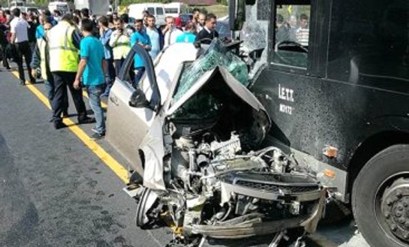 Son Dakika! İstanbul Sefaköy'de Otomobil Metrobüs Yoluna Girdi