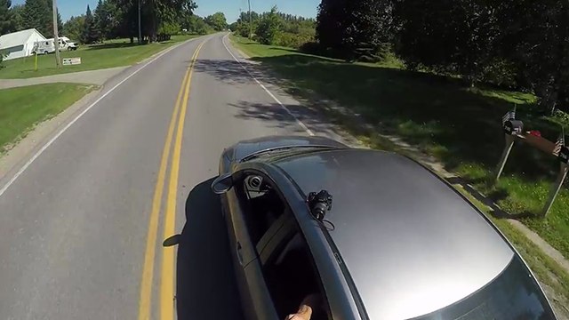 Il oublie son appareil photo sur le toit de son véhicule