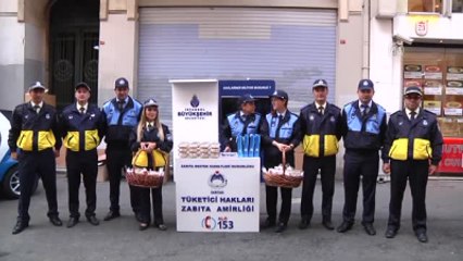 İstiklal Caddesi'nde Aşure Dağıtıldı